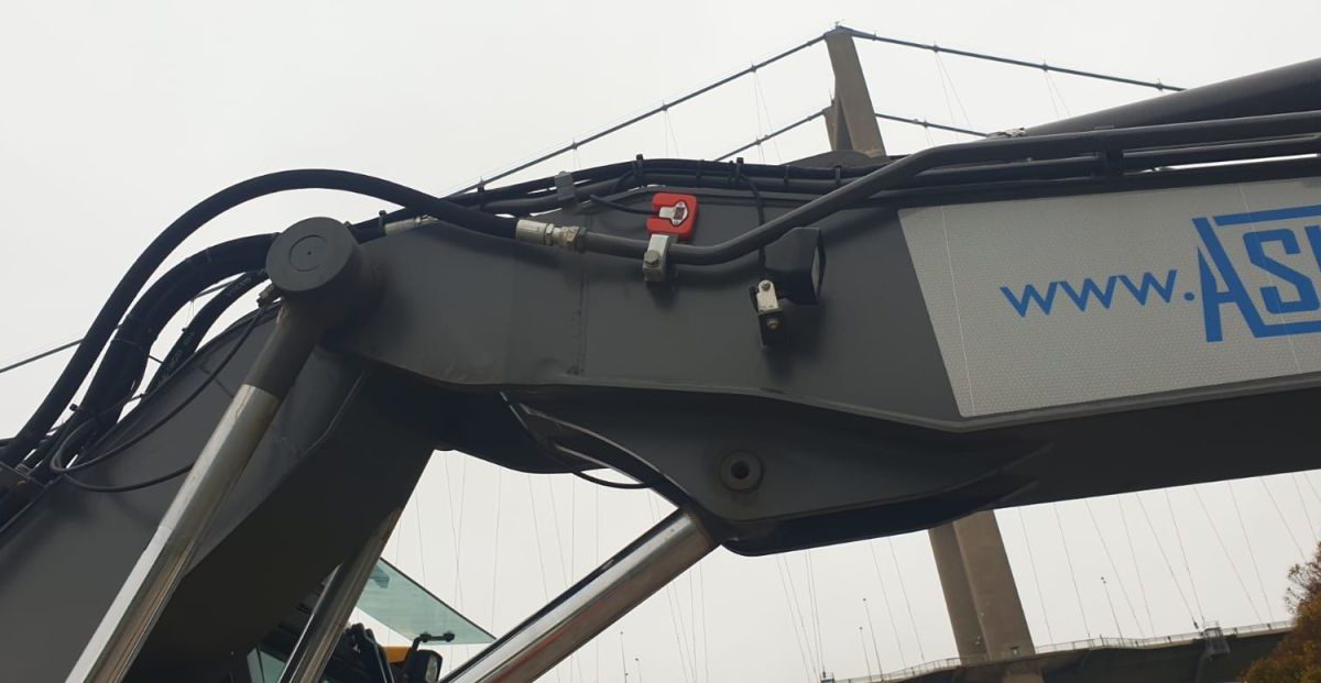 Humber Bridge as a backdrop for this Xwatch XW2 rated capacity indicator c/ w height limit on a Volvo EWR150e with TAB boom.